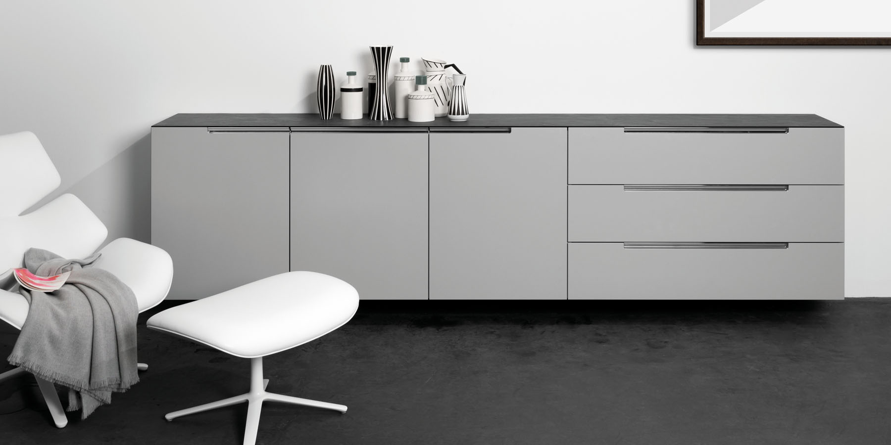 mell Sideboard Prägnante Griffleisten in Chrom